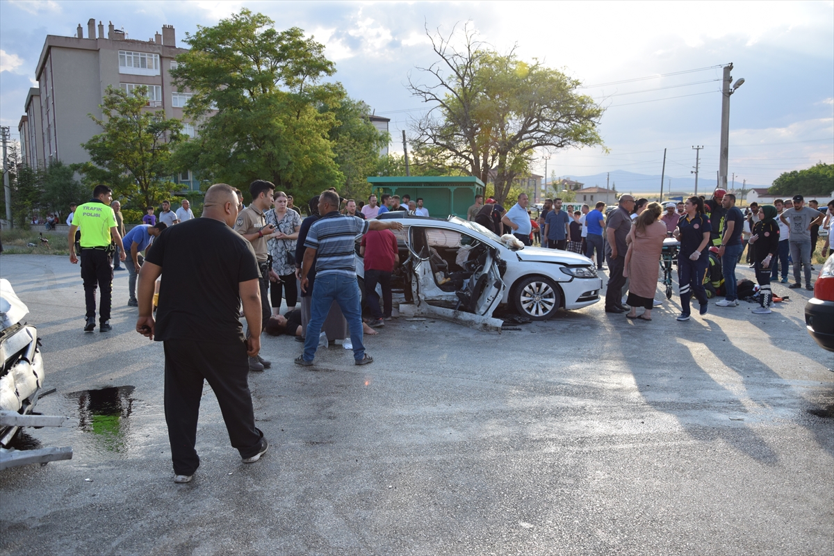 Konya'da iki otomobilin çarpıştığı kazada 13 kişi yaralandı