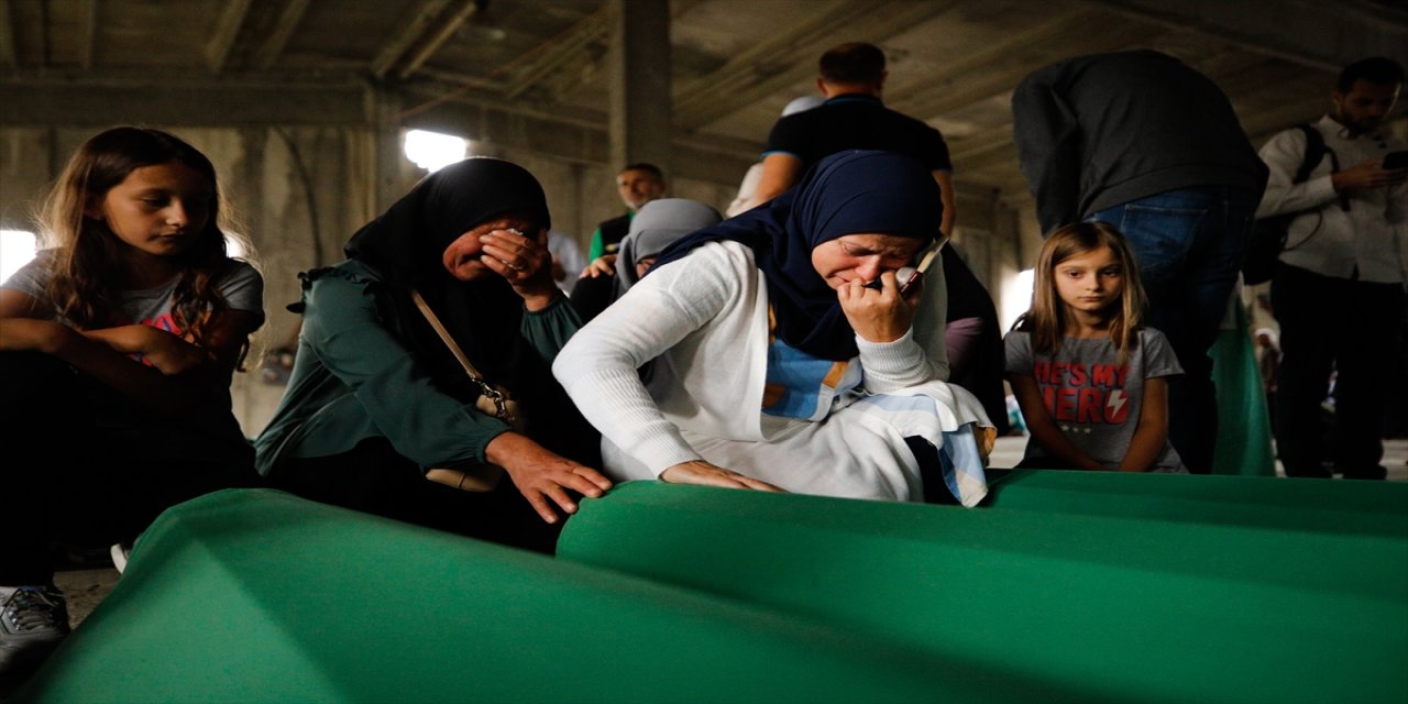 Potoçari Anıt Mezarlığı'na ulaşan Srebrenitsa kurbanlarının cenazeleri gözyaşlarıyla karşılandı