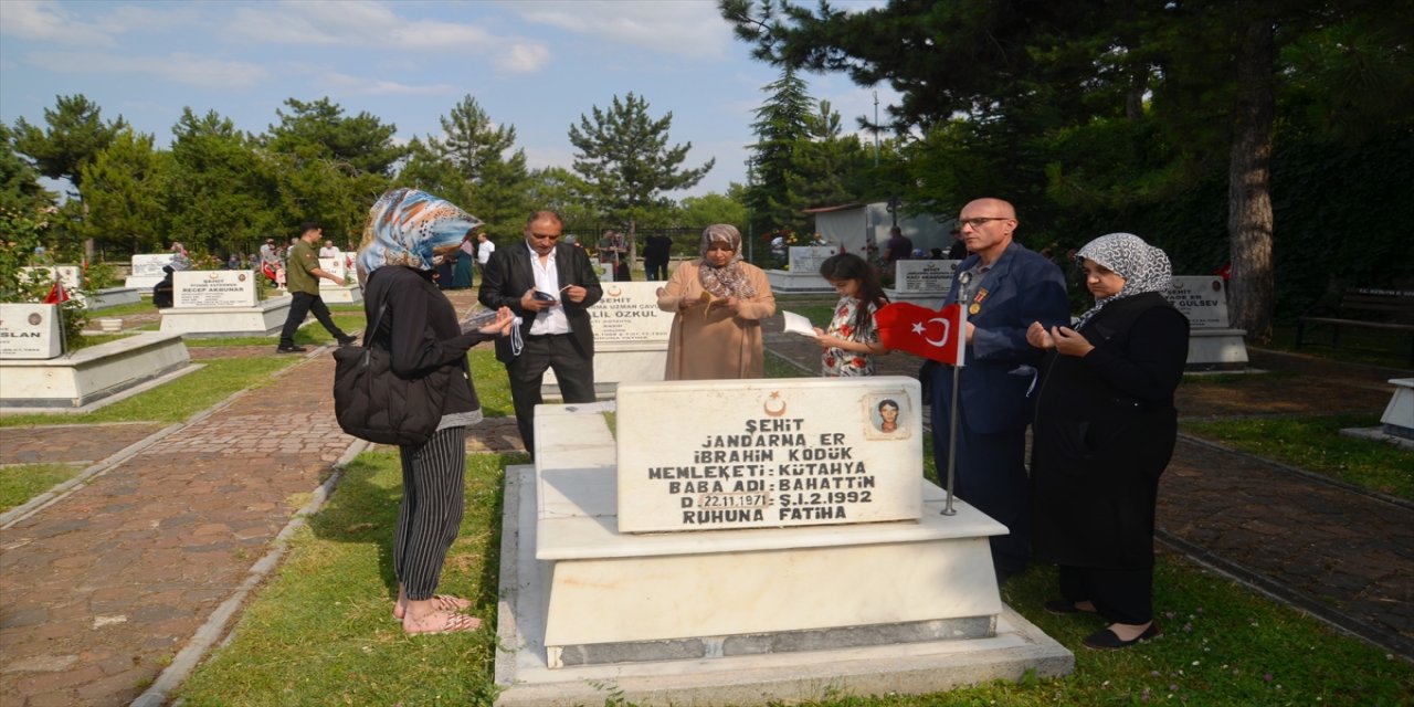 Kütahya'da arife günü şehitlikler ziyaret edildi