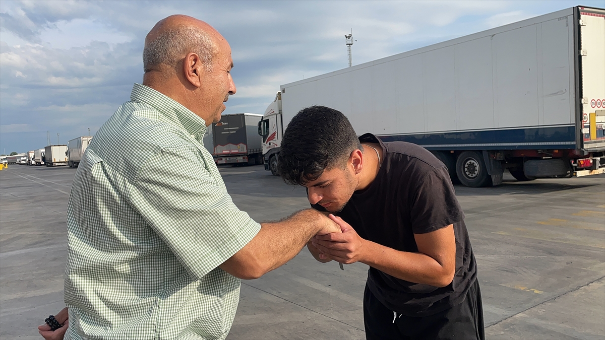 Tır şoförü baba ve iki oğlu, denk geldikleri Kapıkule'de bayramlaştı