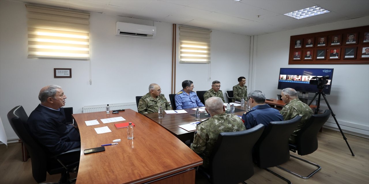 Bakan Akar, beraberindeki TSK komuta kademesi ile Dağlıca'da