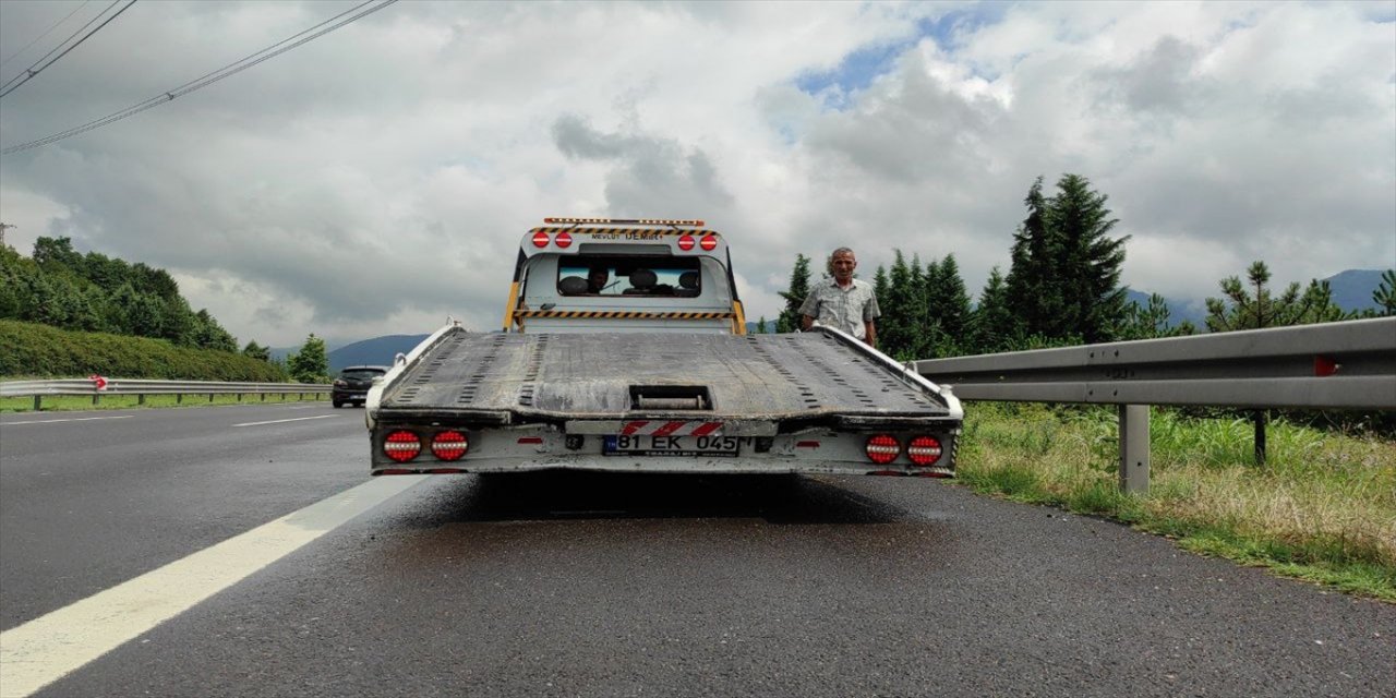 Düzce'de oto kurtarıcıdan düşen araca çarpan otomobildeki 5 kişi yaralandı