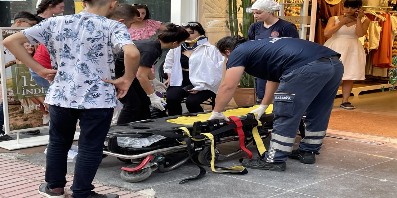 Adana'da, bir apartmandan düşen beton parçaları kafede oturan 2 kişiyi yaraladı