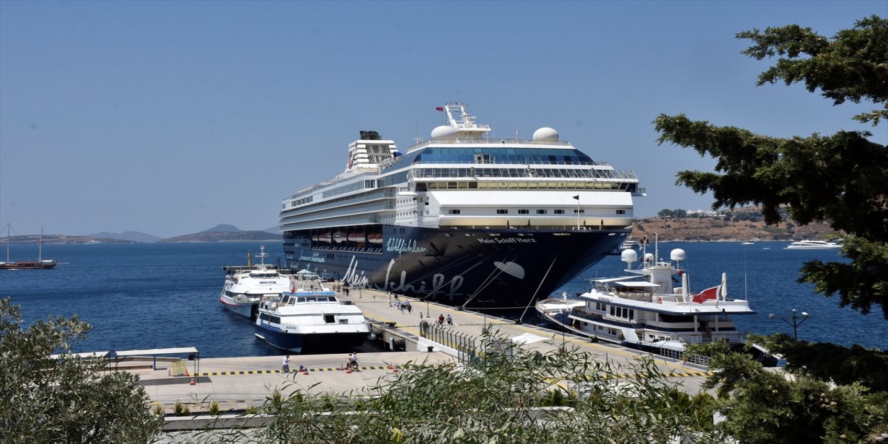 "Mein Schiff Herz" isimli kruvaziyerle  gelen yolcular Bodrum'u gezdi