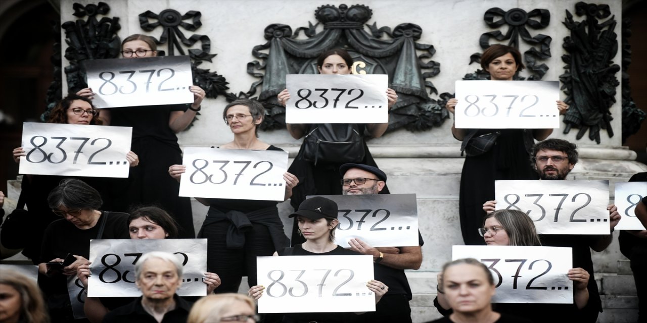 Sırbistan'da Srebrenitsa soykırımının 27. yılı Belgrad'da sahnelenen oyunla anıldı