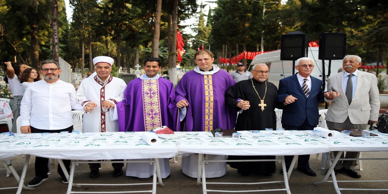 Mersin'de Müslüman ve Hristiyan din adamları birlikte dua etti