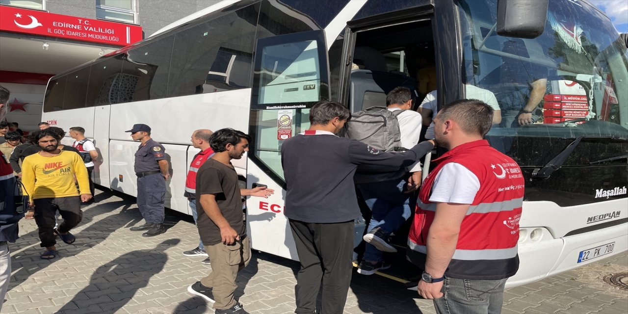 Sınır dışı edilecek 260 Afganistan uyruklu, İstanbul'a gönderildi.