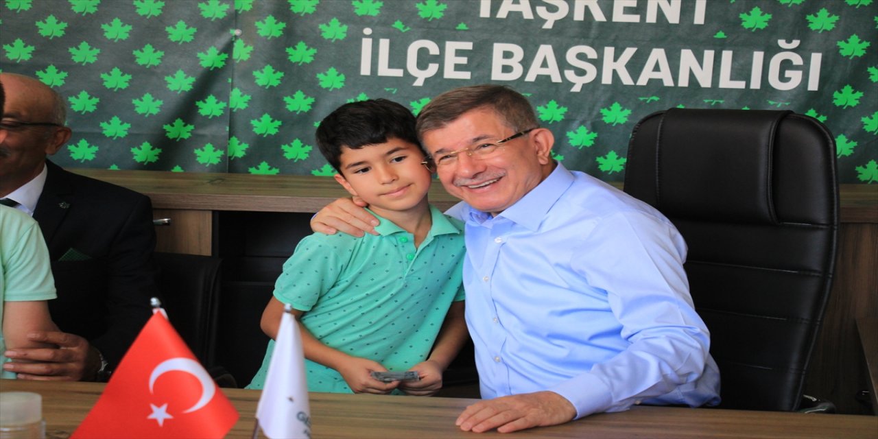 Davutoğlu, Konya'da partililerle bayramlaştı.