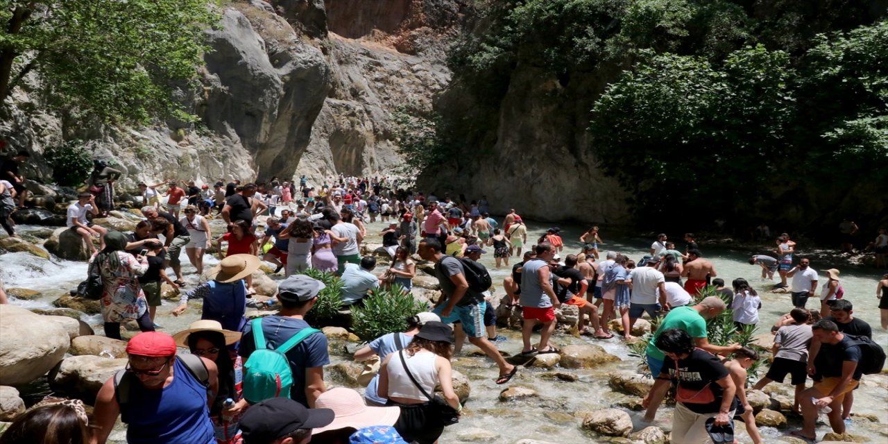 Saklıkent Kanyonu'nda bayram tatili yoğunluğu