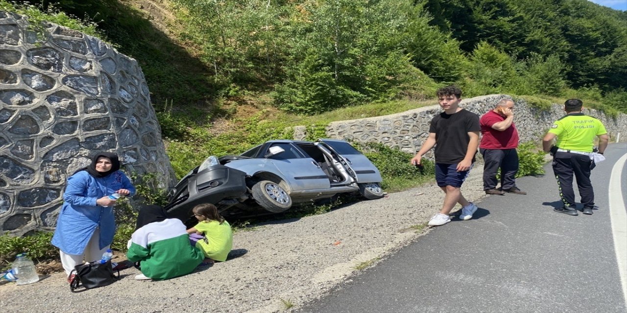 Zonguldak'ta bayramlaşmadan dönen ailenin bulunduğu araç istinat duvarına çarptı