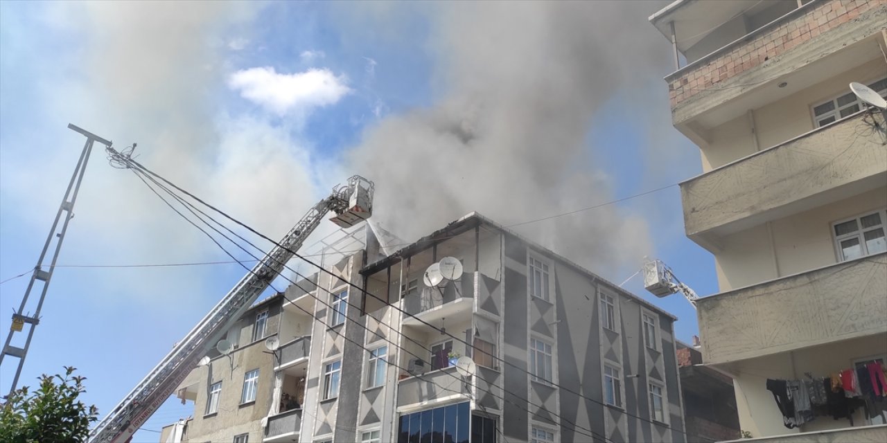 Avcılar'da 3 katlı binanın çatısında çıkan yangın söndürüldü