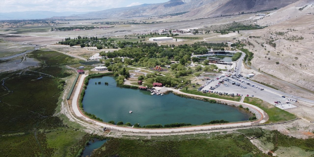 Erzincan'da Ekşisu mesire alanında bayram tatili yoğunluğu yaşanıyor
