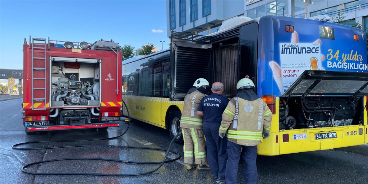 Kadıköy'de İETT otobüsünde çıkan yangın söndürüldü