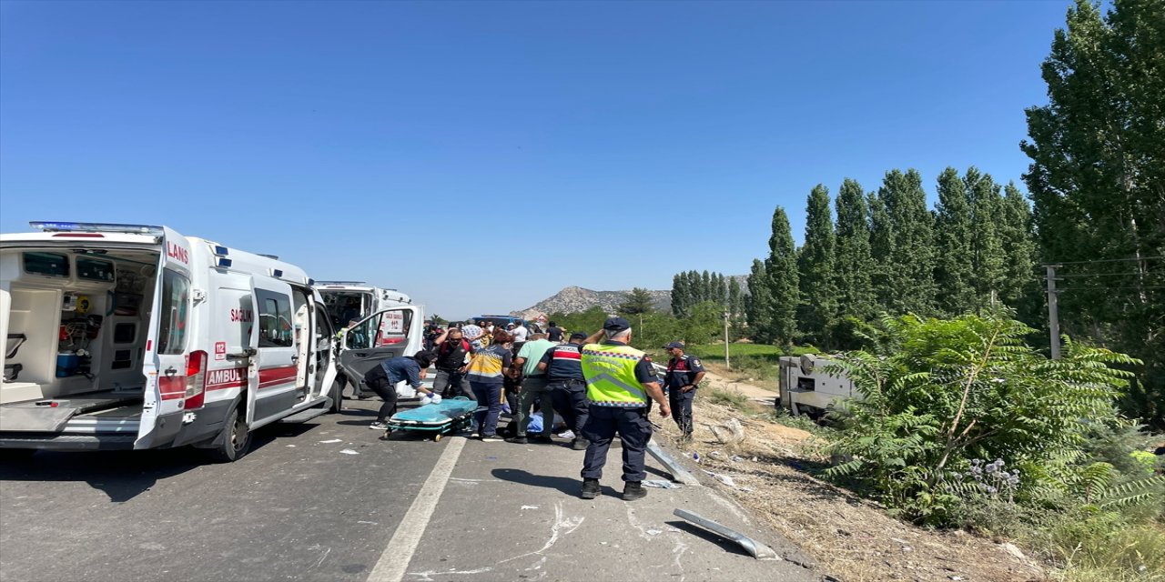 Denizli'de Otobüs devrildi, 15 kişi yaralandı.