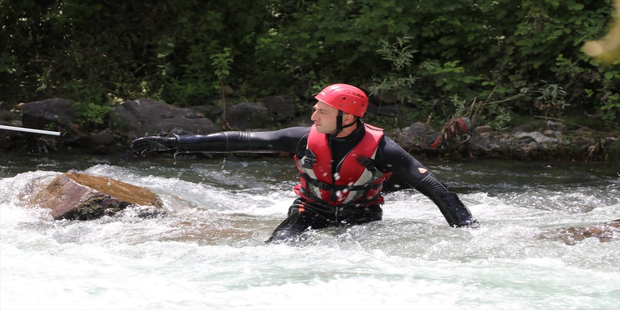 Müküs Çayı'na düşen hemşire birçok noktada aranıyor