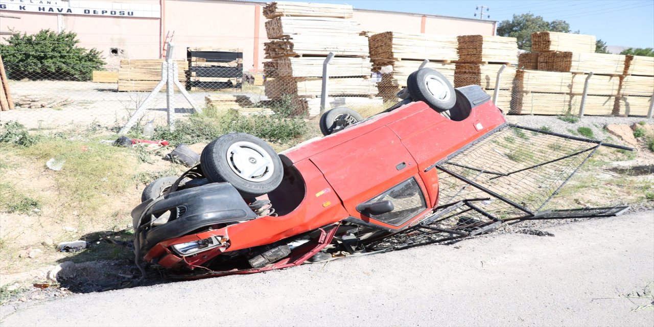 Niğde'de devrilen kamyonetteki 8 kişi yaralandı