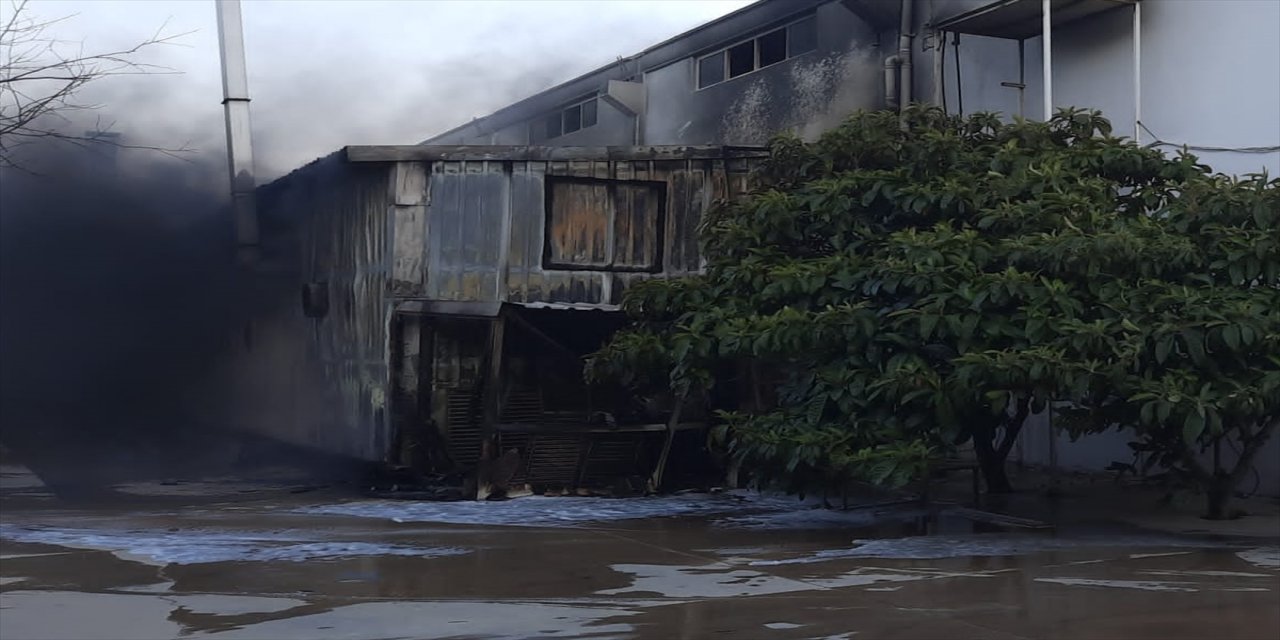 Hatay'da plastik dönüşüm fabrikasında çıkan yangın söndürüldü