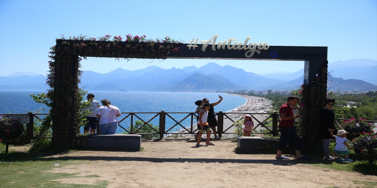 Antalya sahillerinde bayram tatili yoğunluğu sürdü