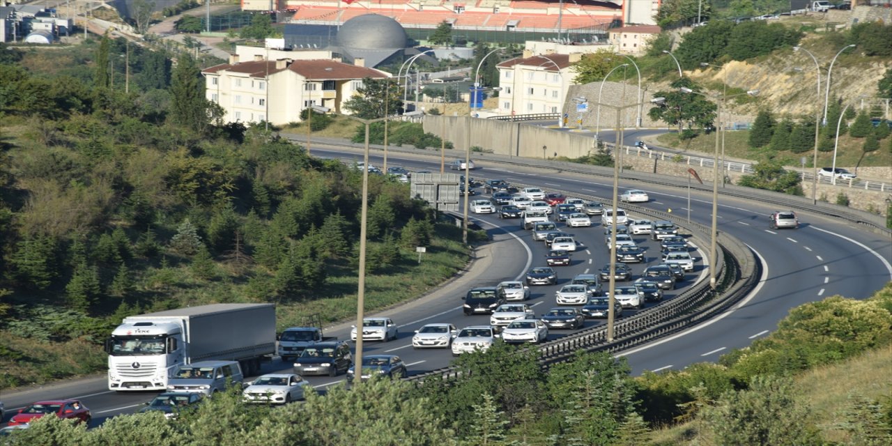 Anadolu Otoyolu'nda tatil dönüşü yoğunluğu