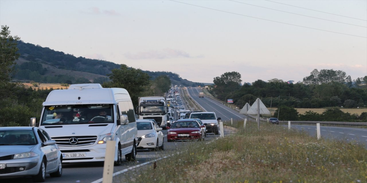 Gerede-Karadeniz bağlantı yolunda tatil dönüşü yoğunluk yaşanıyor