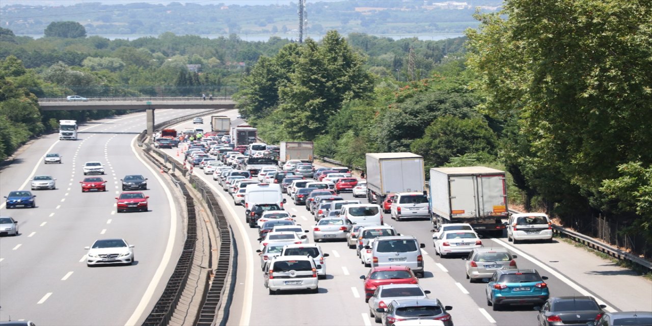 Anadolu Otoyolu'nun Sakarya geçişinde tatil dönüşü yoğunluğu yaşanıyor