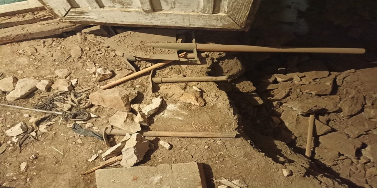 Antalya'da evin içinde kaçak kazı yapan 4 kişi suçüstü yakalandı