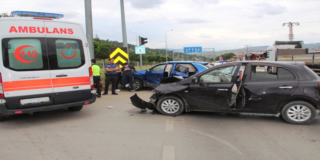 İki araç çarpıştı, 6 kişi yaralandı.