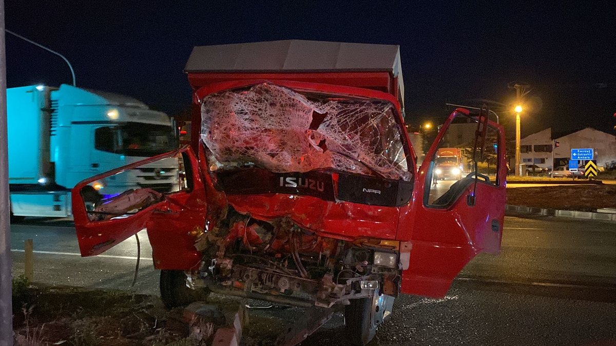 Kırmızı ışık ihlali yapan kamyonun kamyona çarpması sonucu 2 kişi ağır yaralandı