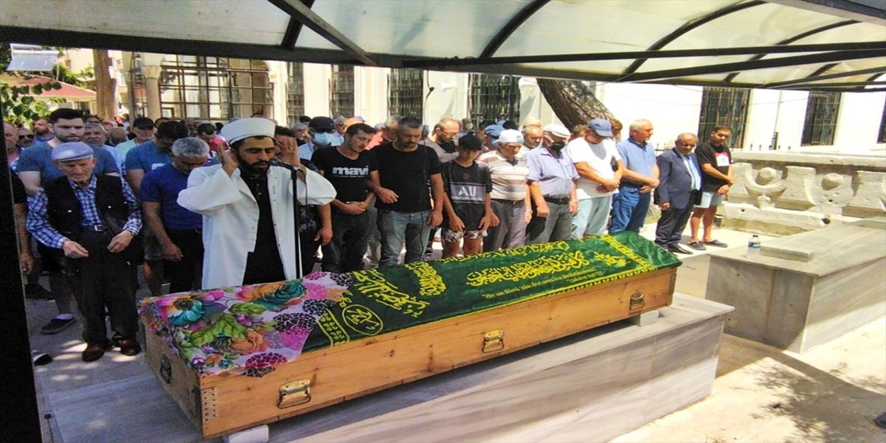 Aracın devrilmesi sonucu ölen çocuk toprağa verildi.