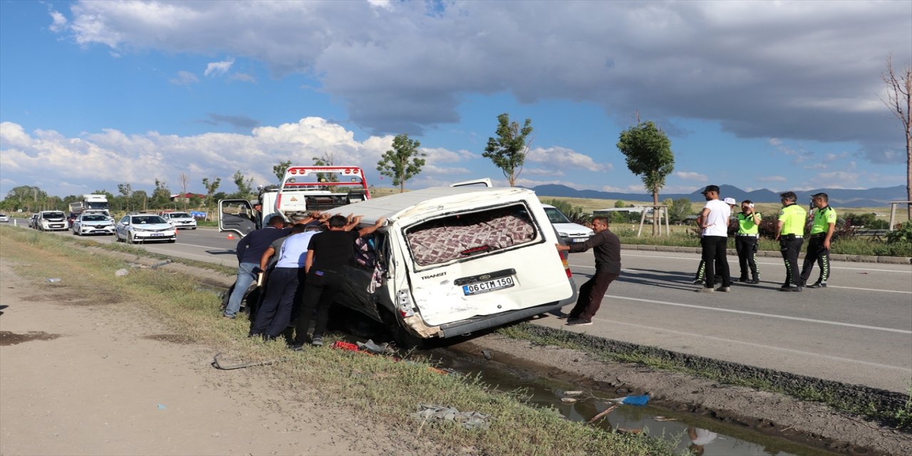 Erzurum'da kamyon ile minibüsün çarpışması sonucu 3 tarım işçisi yaralandı