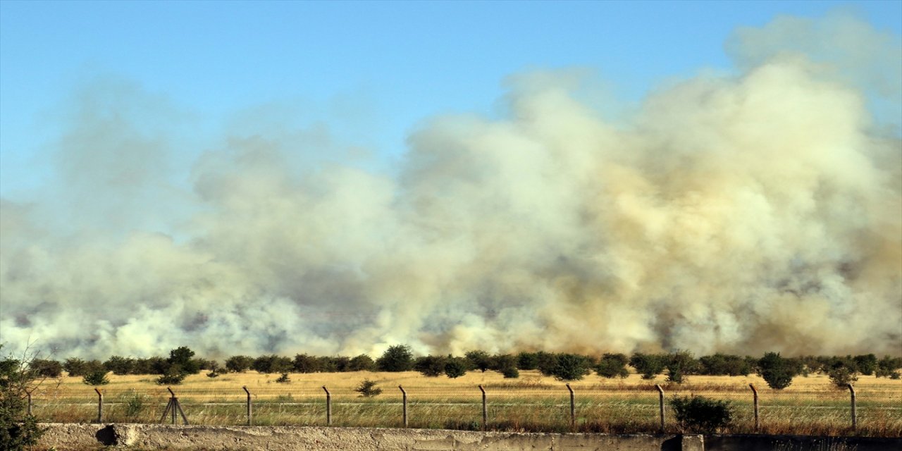 Uşak Havalimanı'nda otluk alanda çıkan yangın söndürüldü