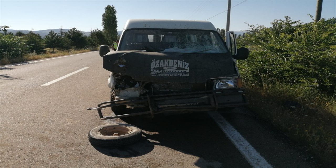 Afyonkarahisar'da minibüs ile tarım aracının çarpışması sonucu 5 kişi yaralandı