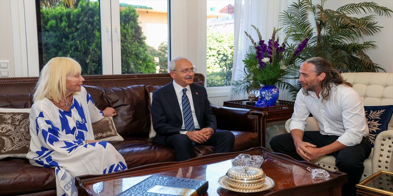 Kılıçdaroğlu, Cüneyt Arkın'ın ailesine taziye ziyaretinde bulundu