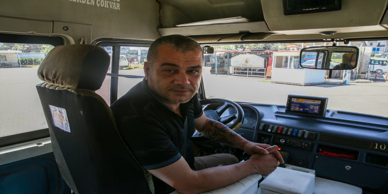 Adana'da minibüs şoförü, araçta rahatsızlanan yolcuyu hastaneye götürdü
