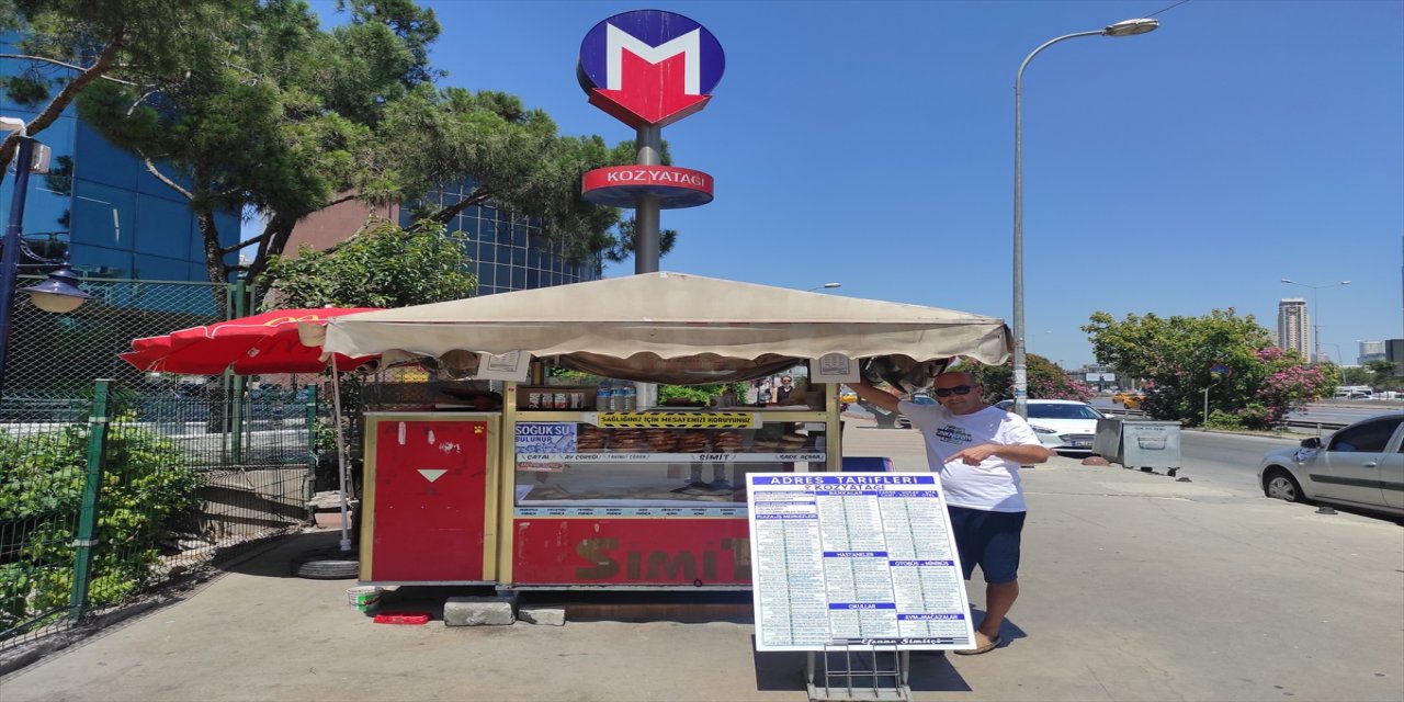 Kadıköy'de adres tarifinden bıkan simitçi tezgahına tabela koydu