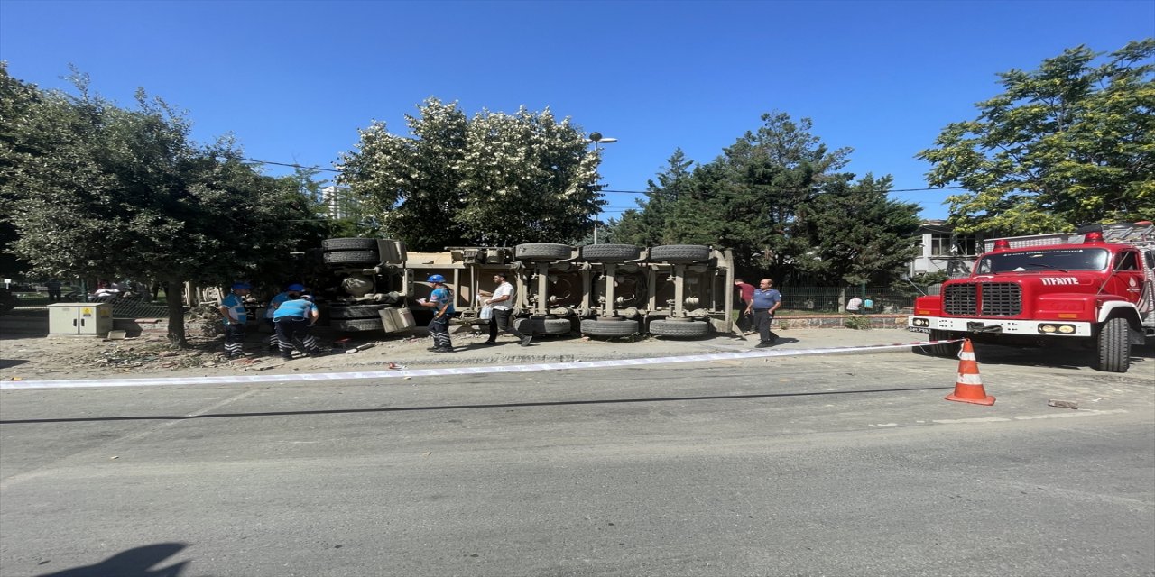 Eyüpsultan'da devrilen hafriyat kamyonunun sürücüsü yaralandı