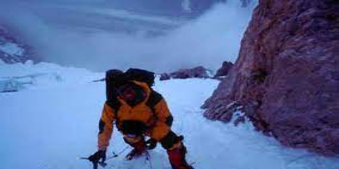 Pakistan'daki Broad Peak zirvesine çıktı ama düşerek öldü.