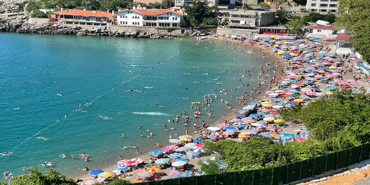 Zonguldak'ta sıcak havadan bunalanlar sahilleri doldurdu