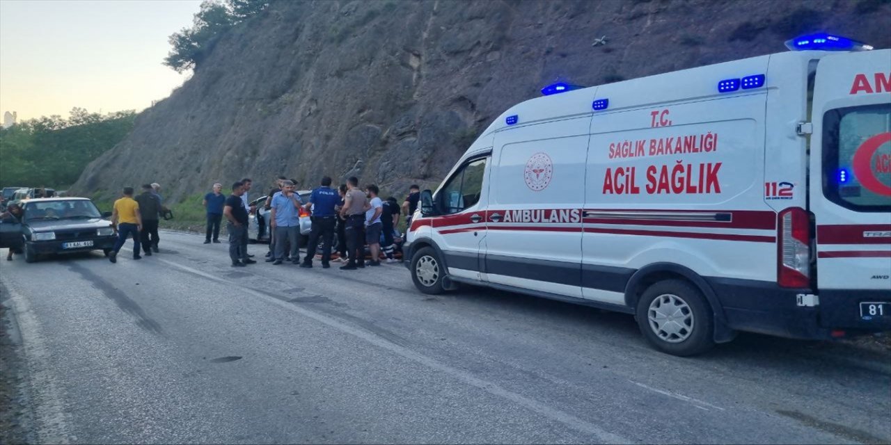 Düzce'de iki otomobilin çarpışması sonucu 8 kişi yaralandı