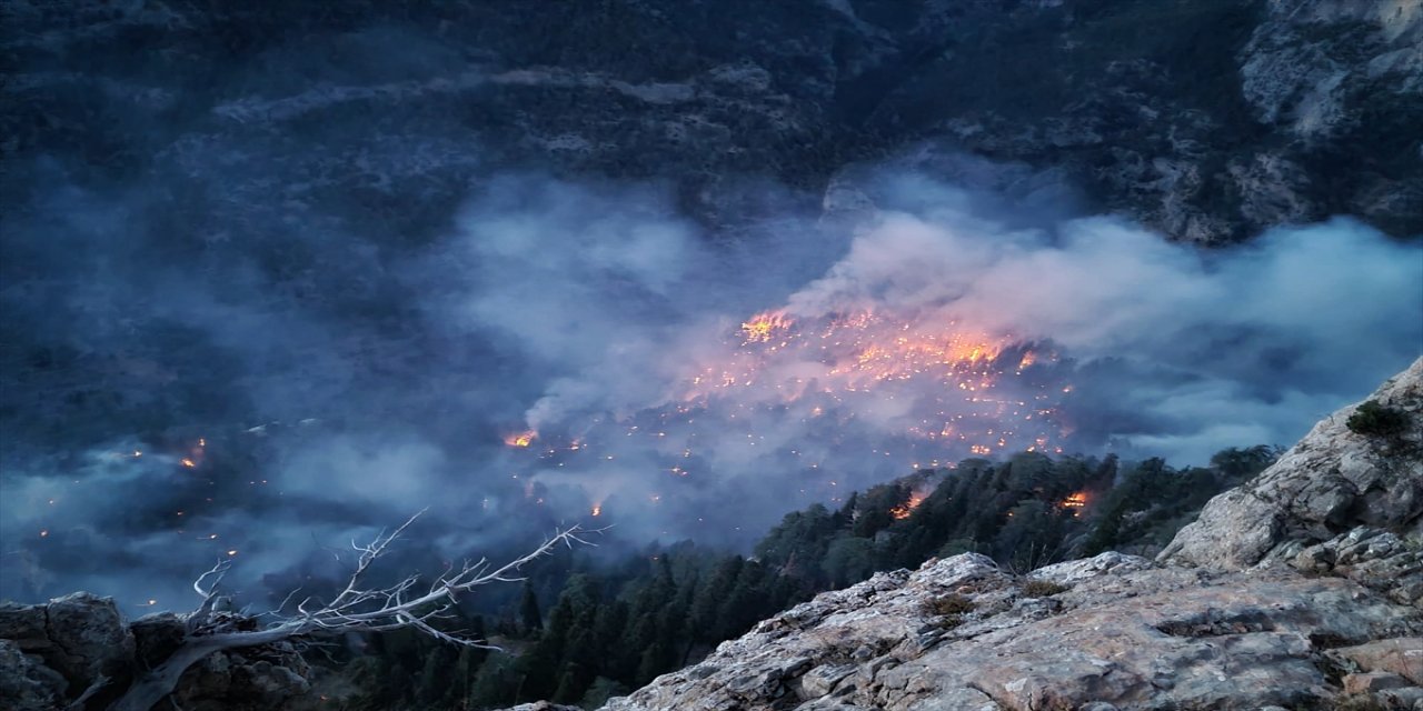 Mersin'deki Orman Yangınına müdahale için sabah erken saatte helikopterler havalandı.