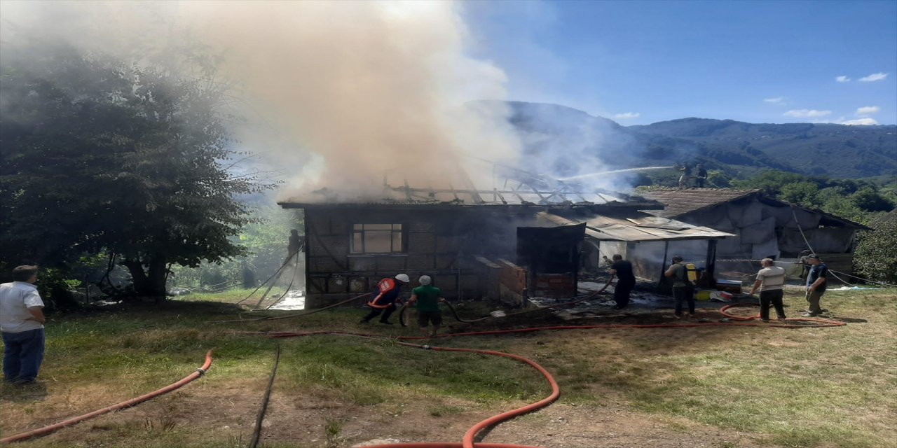 Düzce'de iki katlı ahşap ev yangında kullanılamaz hale geldi
