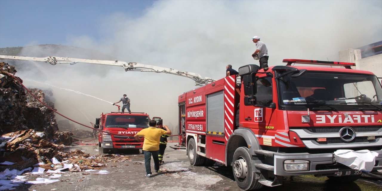 Aydın'da Kağıt Fabrikasında yangın çıktı.