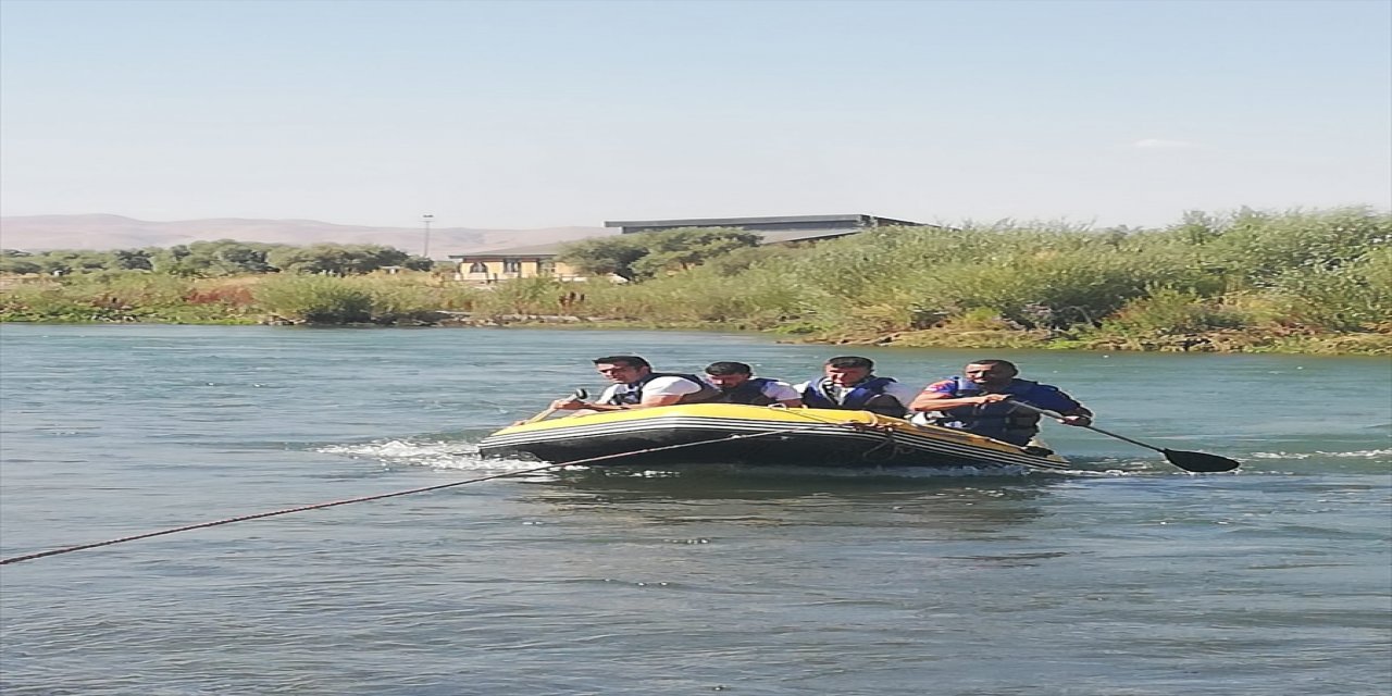 Muş'ta Murat Nehri'nde mahsur kalan 2 kişi kurtarıldı