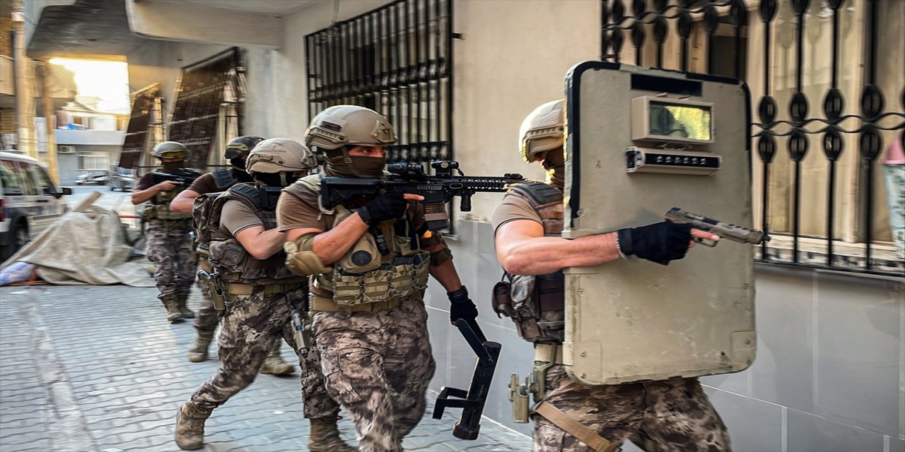 Mersin'de 21 kişi "Temizleme Operasyonu"nda gözaltına alındı.