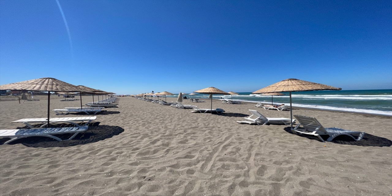 Sakarya'da olumsuz hava şartları yüzmek için gelenleri hüzne uğrattı.