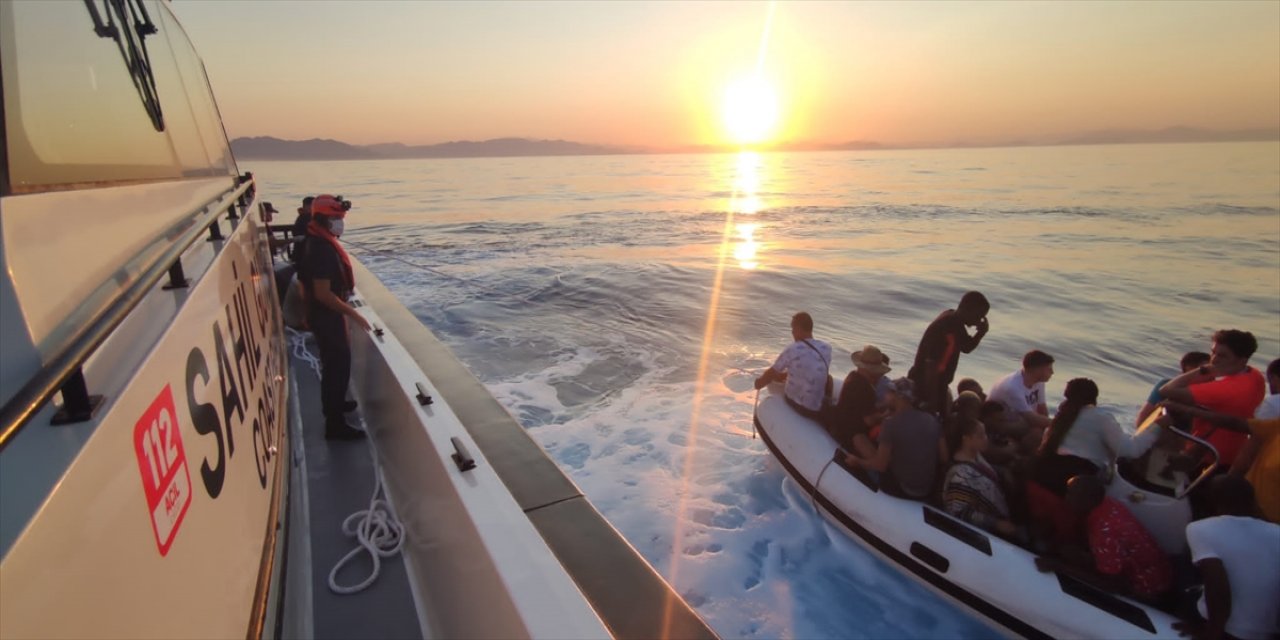 Marmaris açıklarında 77 düzensiz göçmen yakalandı.