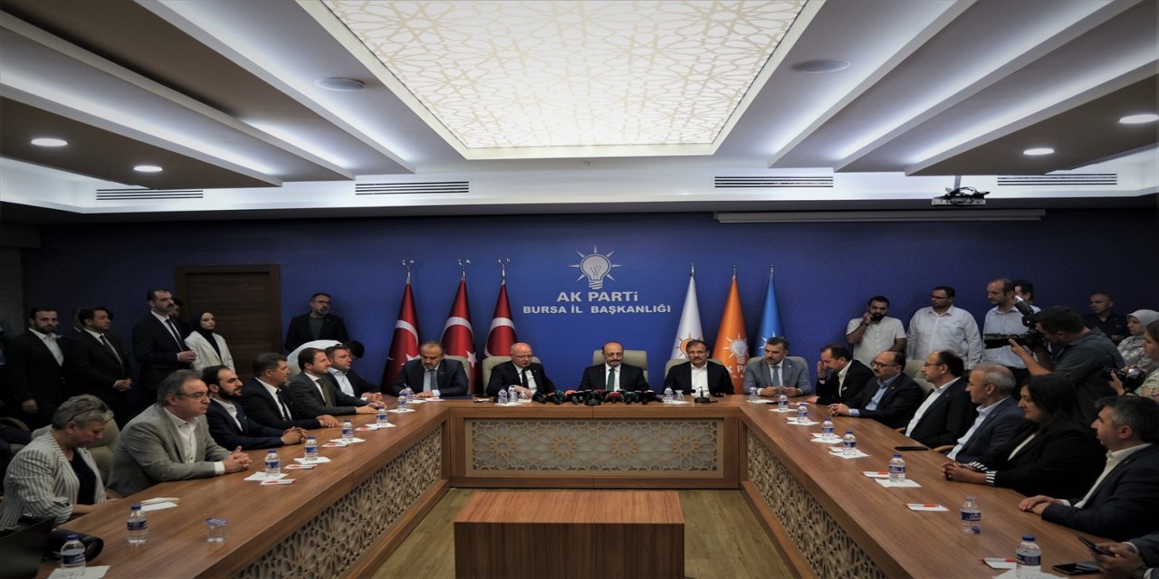 Bakan Bilgin, AK Parti Bursa İl Başkanlığını ziyaret etti.