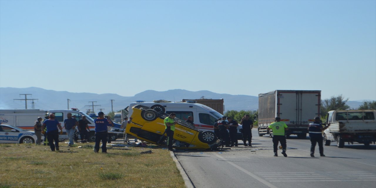 Afyonkarahisar'da kamyonla çarpışan araçtaki 4 kişi yaralandı