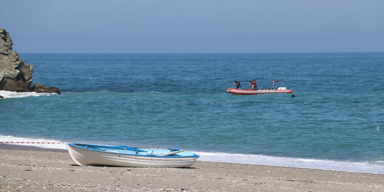 Denizde kaybolan öğrenciyi arama çalışmaları devam ediyor.
