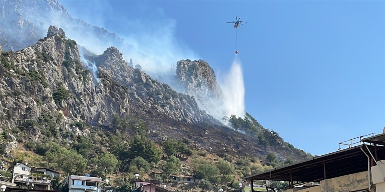 Hatay'da dağ eteklerinde çıkan yangına müdahale başladı.
